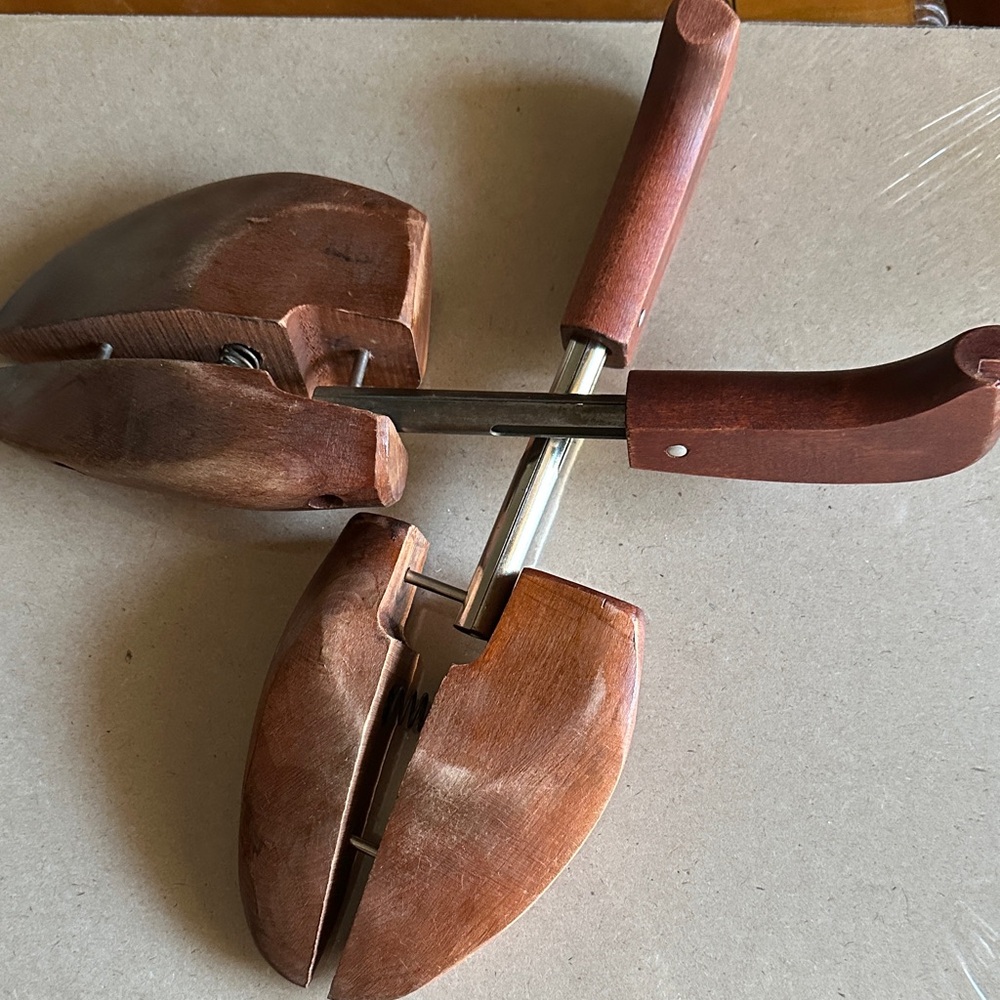 TOCHESTER Adjustable Men's Shoe Trees - Brown Wooden Finish - Picture 8 of 9